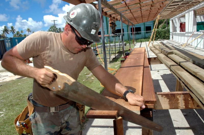 charpentier-BRIGNOLES-min_worker_construction_building_carpenter_male_job_build_helmet-893290